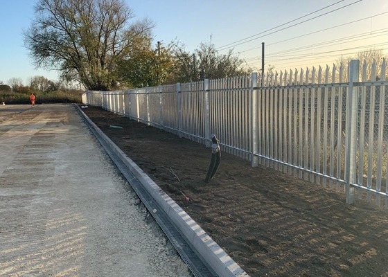 1.8m X 2.75m Galvanised Steel Palisade Fencing Imposing Appearance Round And Notched