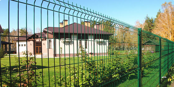 Galvanisierter Stahl Metall Gartenzaun Panels Outdoor PVC Beschichtet V Biegen 3d gekrümmter geschweißter Drahtgitter Zaun